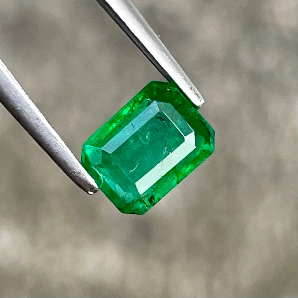 MantraMani Emerald Loose Gemstone – Authentic, Lab Certified | India - Angle 3