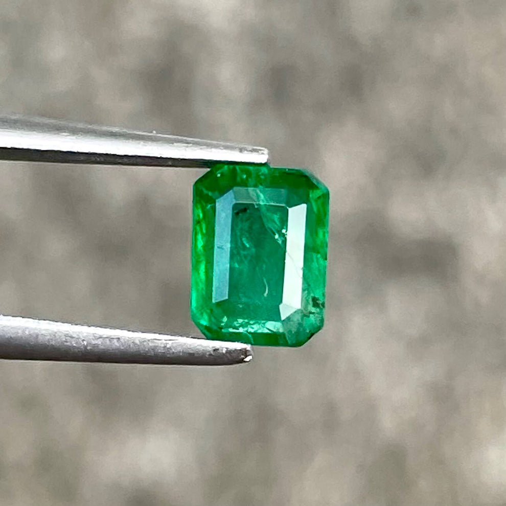 MantraMani Emerald Loose Gemstone – Authentic, Lab Certified | India - Angle 5