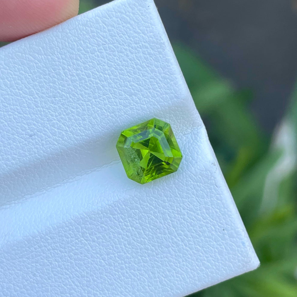 MantraMani Peridot Loose Gemstone – Authentic, Lab Certified | India - Angle 3